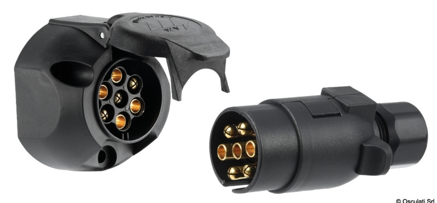 Socket and 7-pole plug for towing