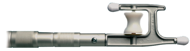 Bitelescopic boat hook w/roller