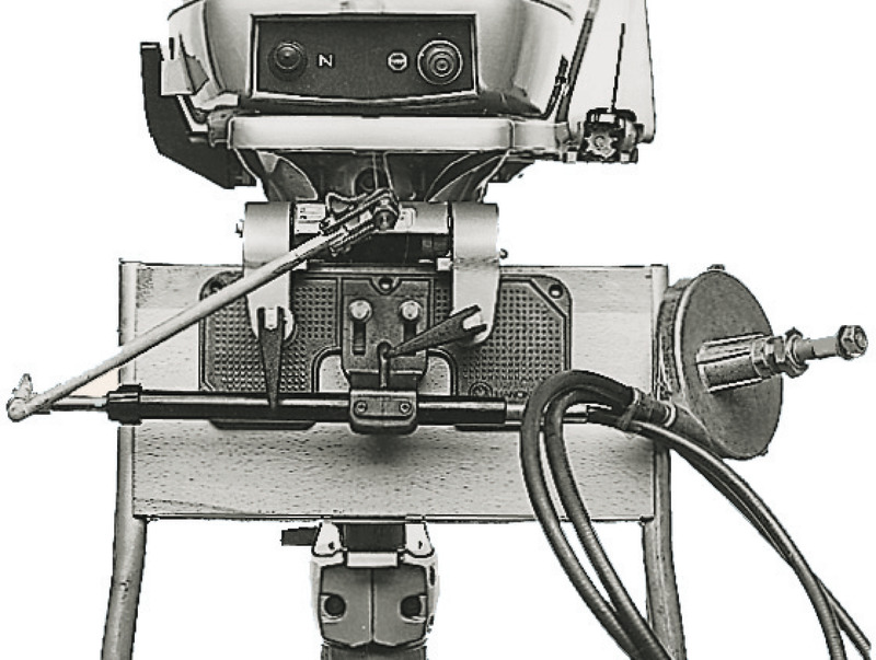 Device f.single-cable steering gear mounting